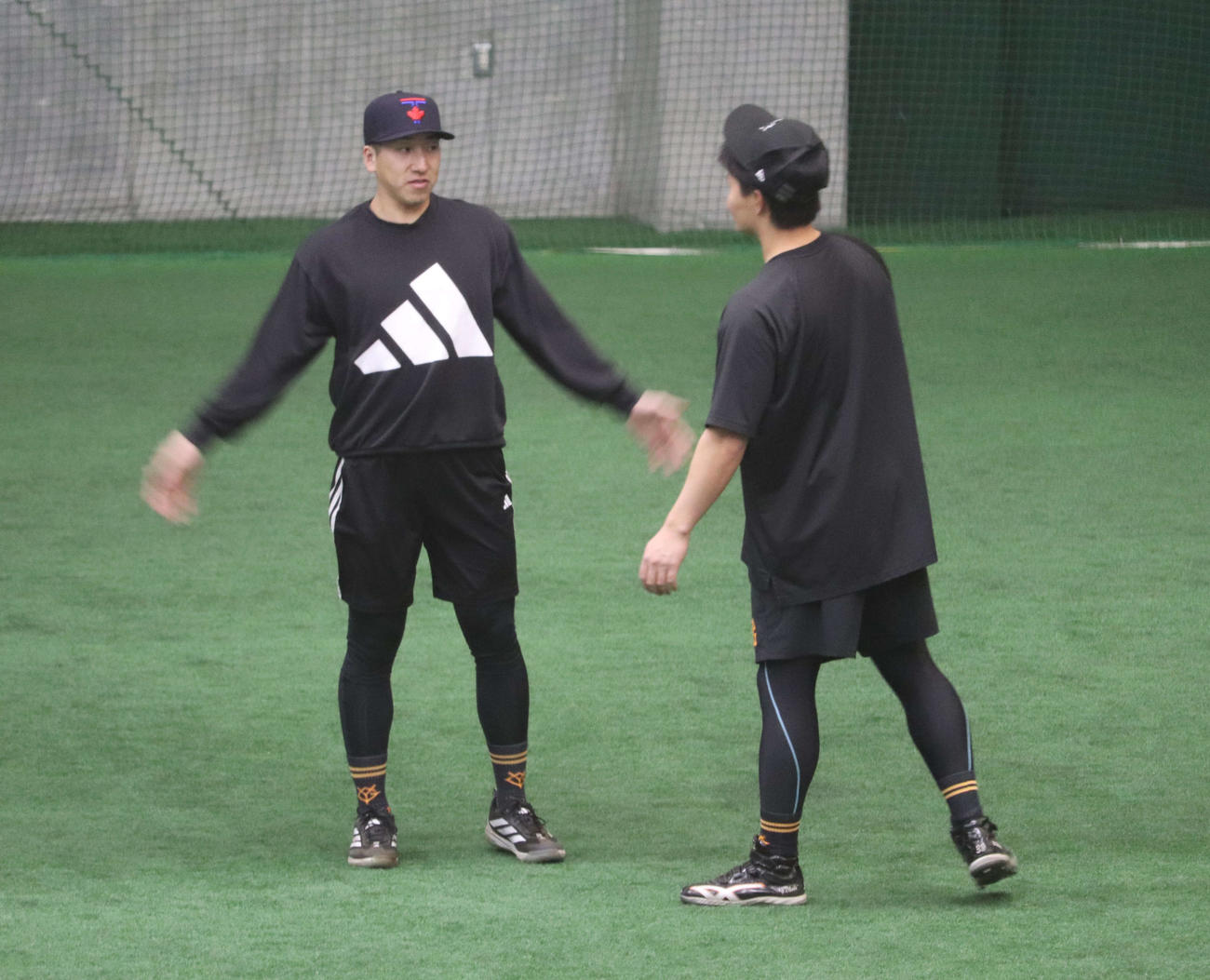 同期入団の巨人岡田（右）と談笑する大勢（左）（撮影・小早川宗一郎）