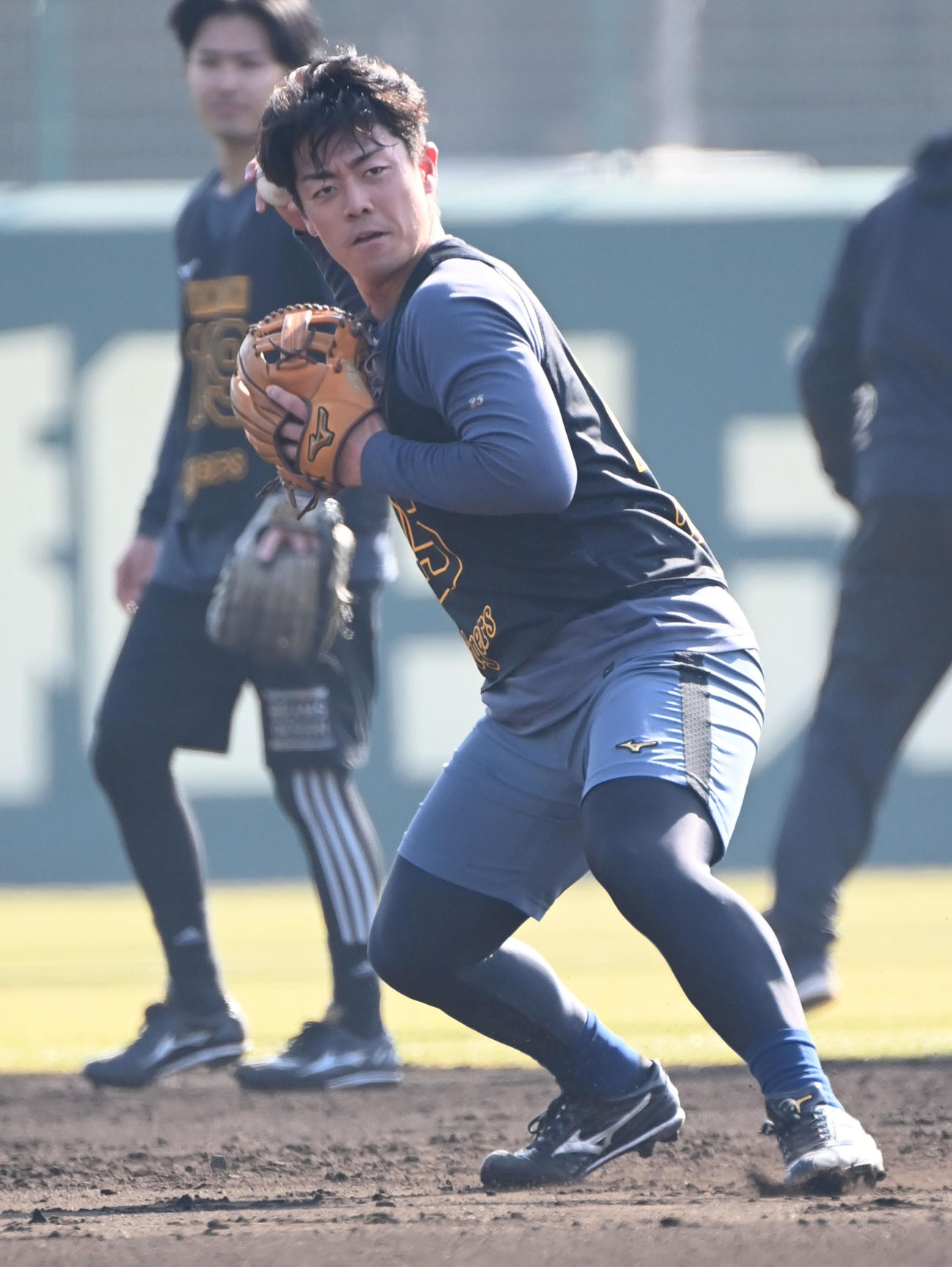 守備練習をする阪神谷端（撮影・石井愛子）