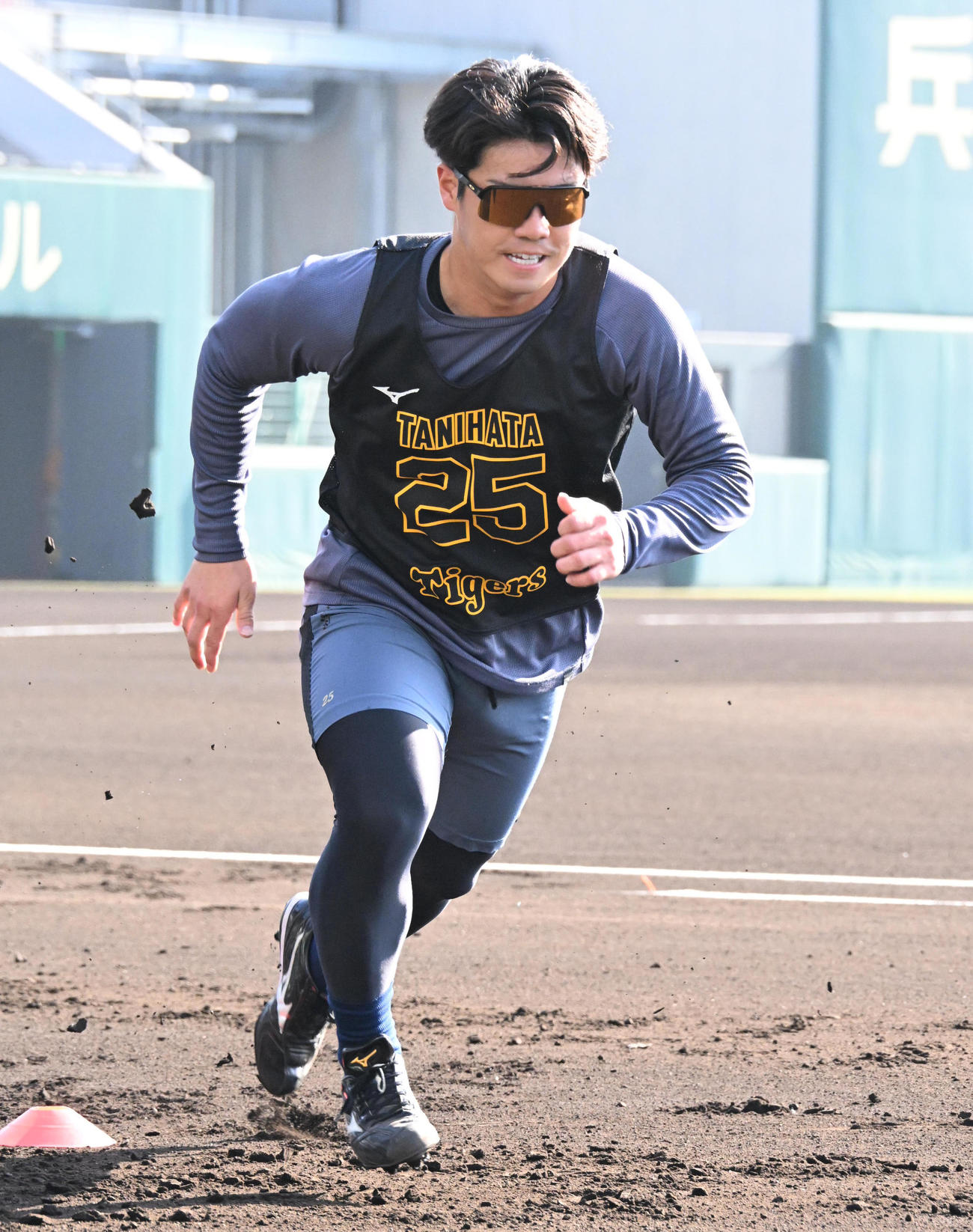 トレーニングをする阪神谷端（撮影・石井愛子）
