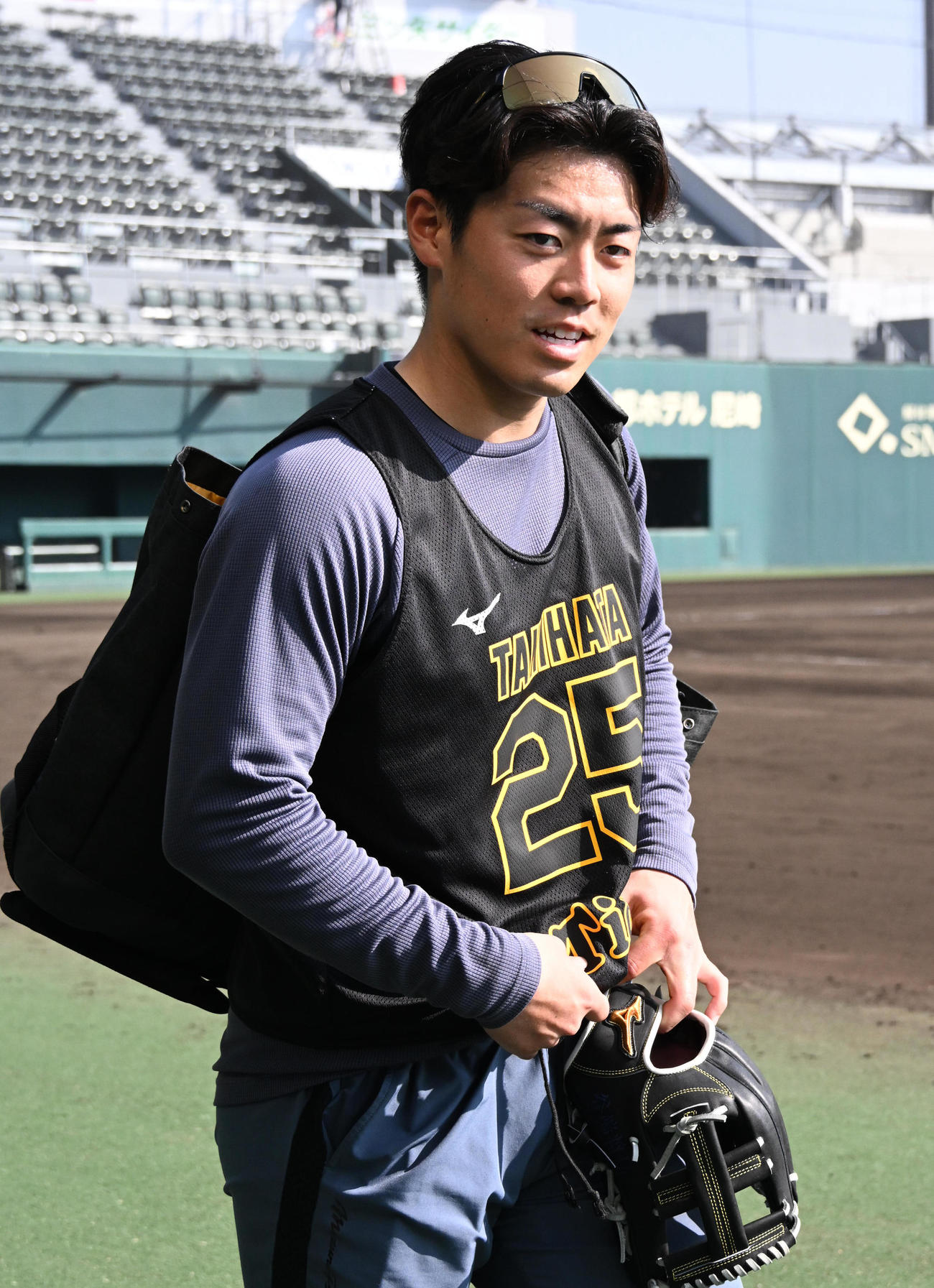 午前の練習を引き揚げる阪神谷端（撮影・石井愛子）
