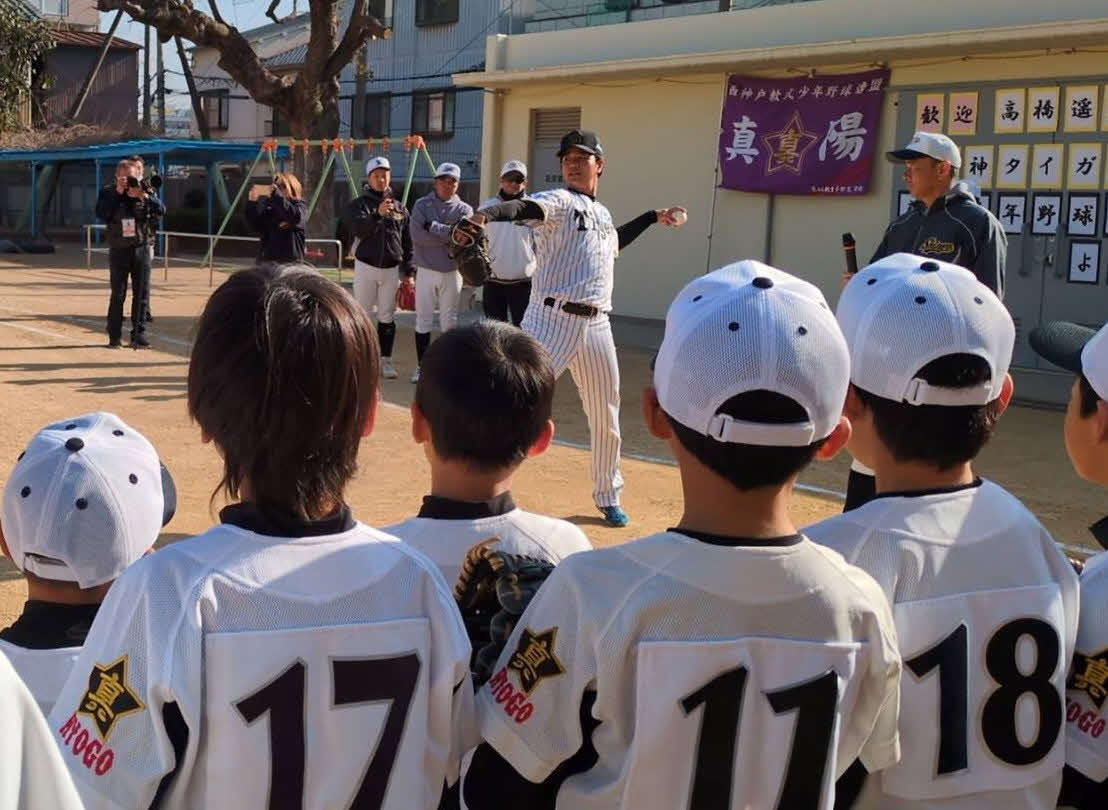 神戸市内で野球教室を行った高橋＝