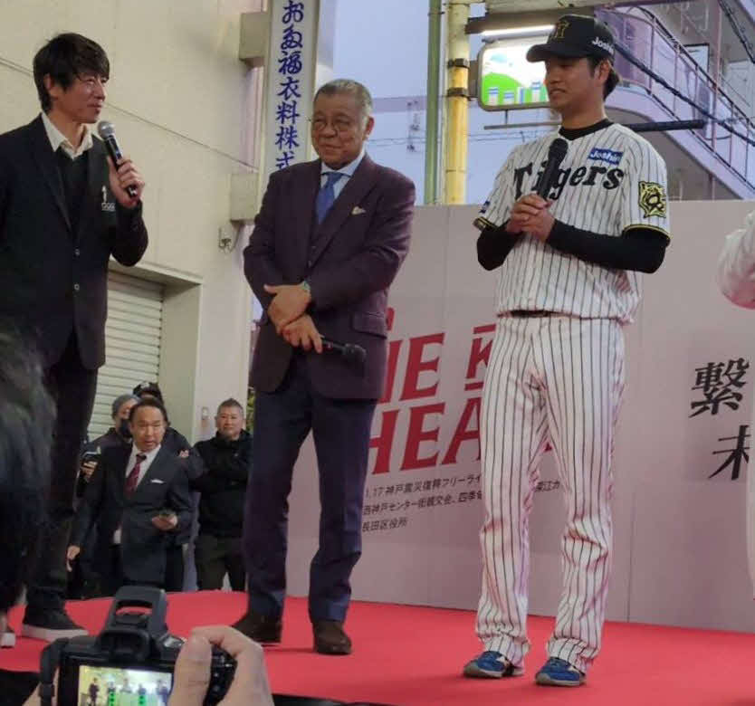 トークショーを行う掛布氏（中央）と高橋（左）