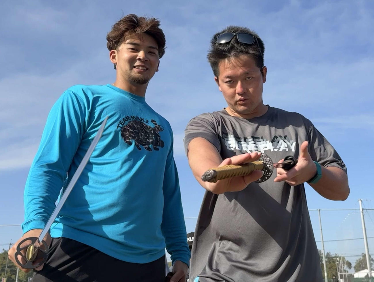 ともに自主トレをおこなう井上（左）と牧（球団提供）