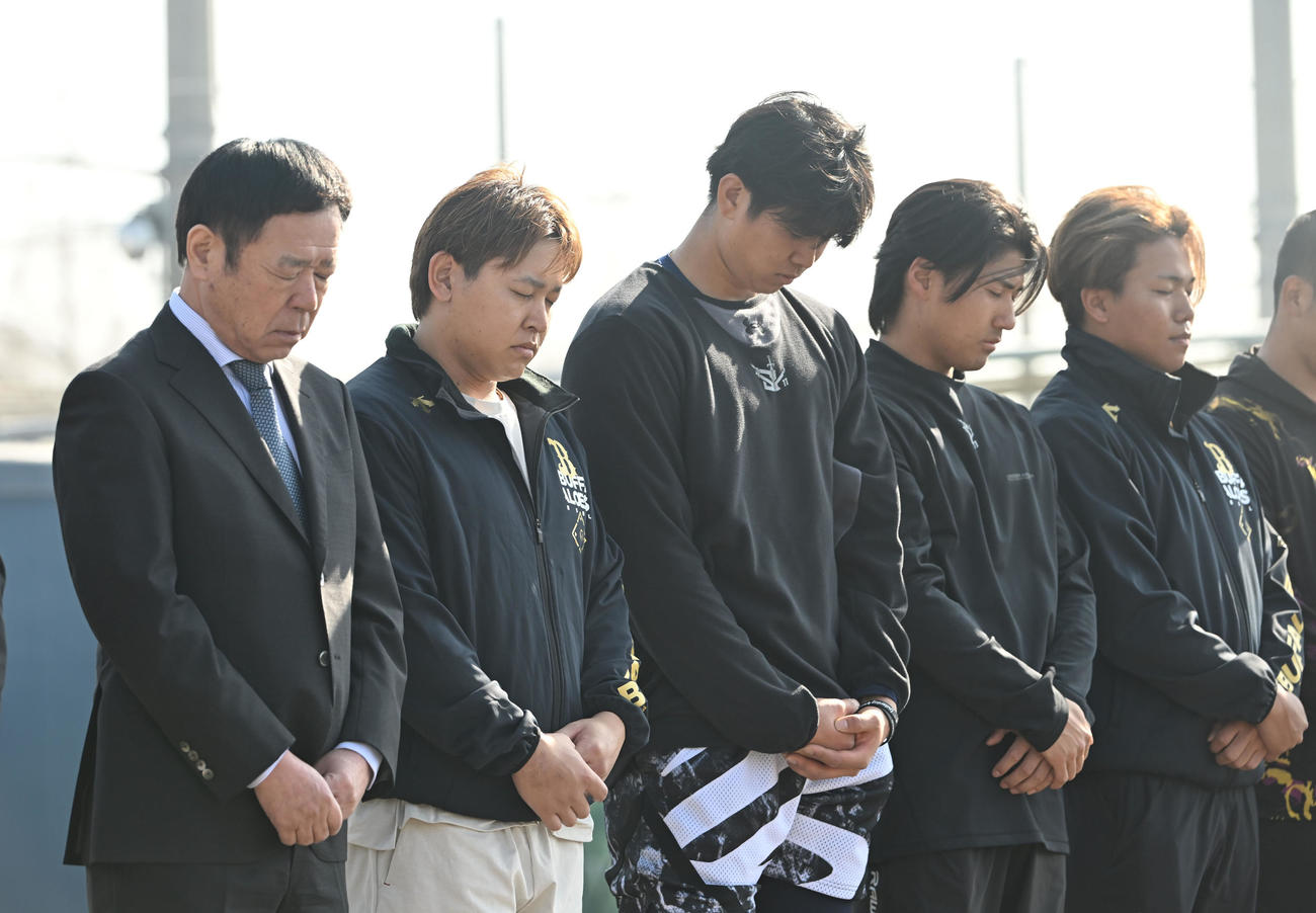 阪神・淡路大震災の犠牲者を悼み、黙祷するオリックスの左から福良GM、宮城、山下ら（撮影・和賀正仁）