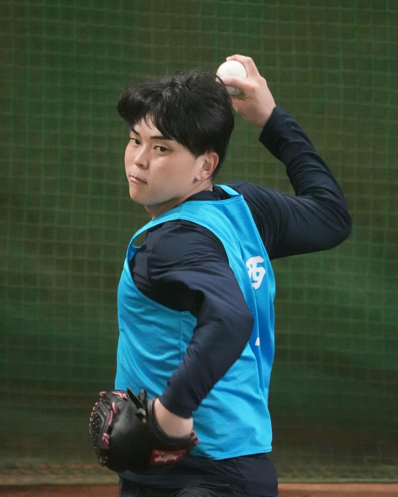 ブルペンに入り投球練習を行う中日中西（撮影・森本幸一）