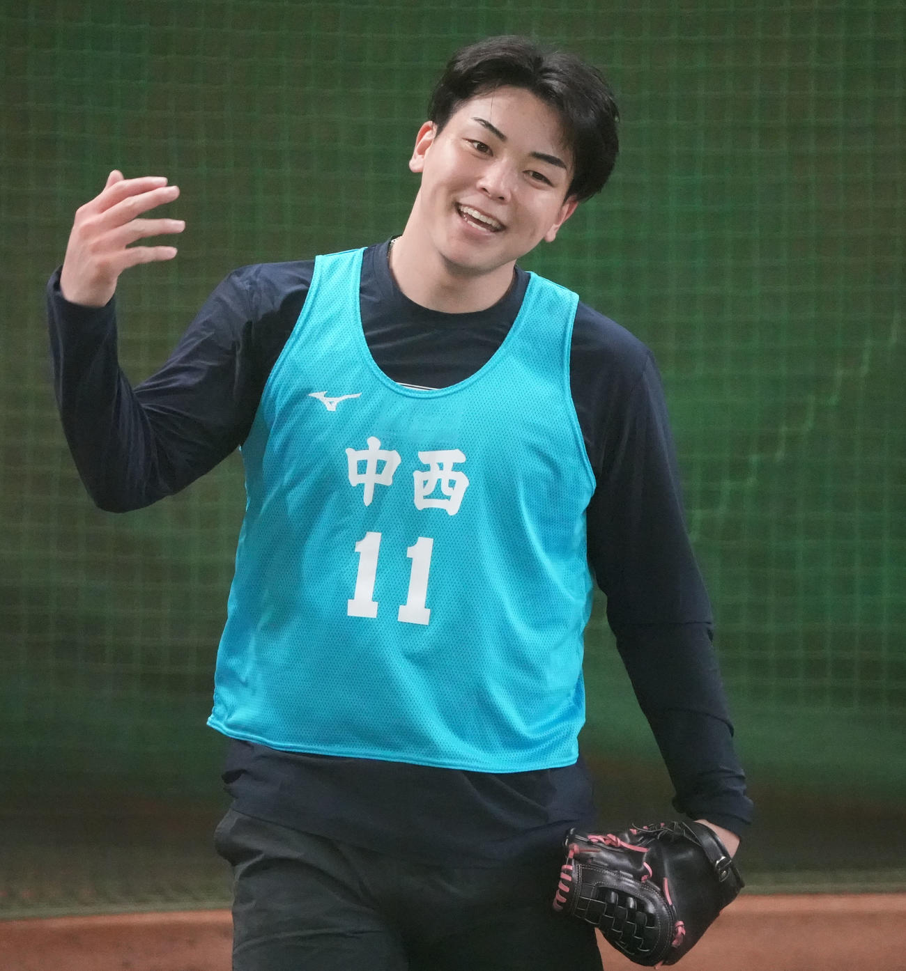 ブルペンに入り投球練習を行う中日中西（撮影・森本幸一）