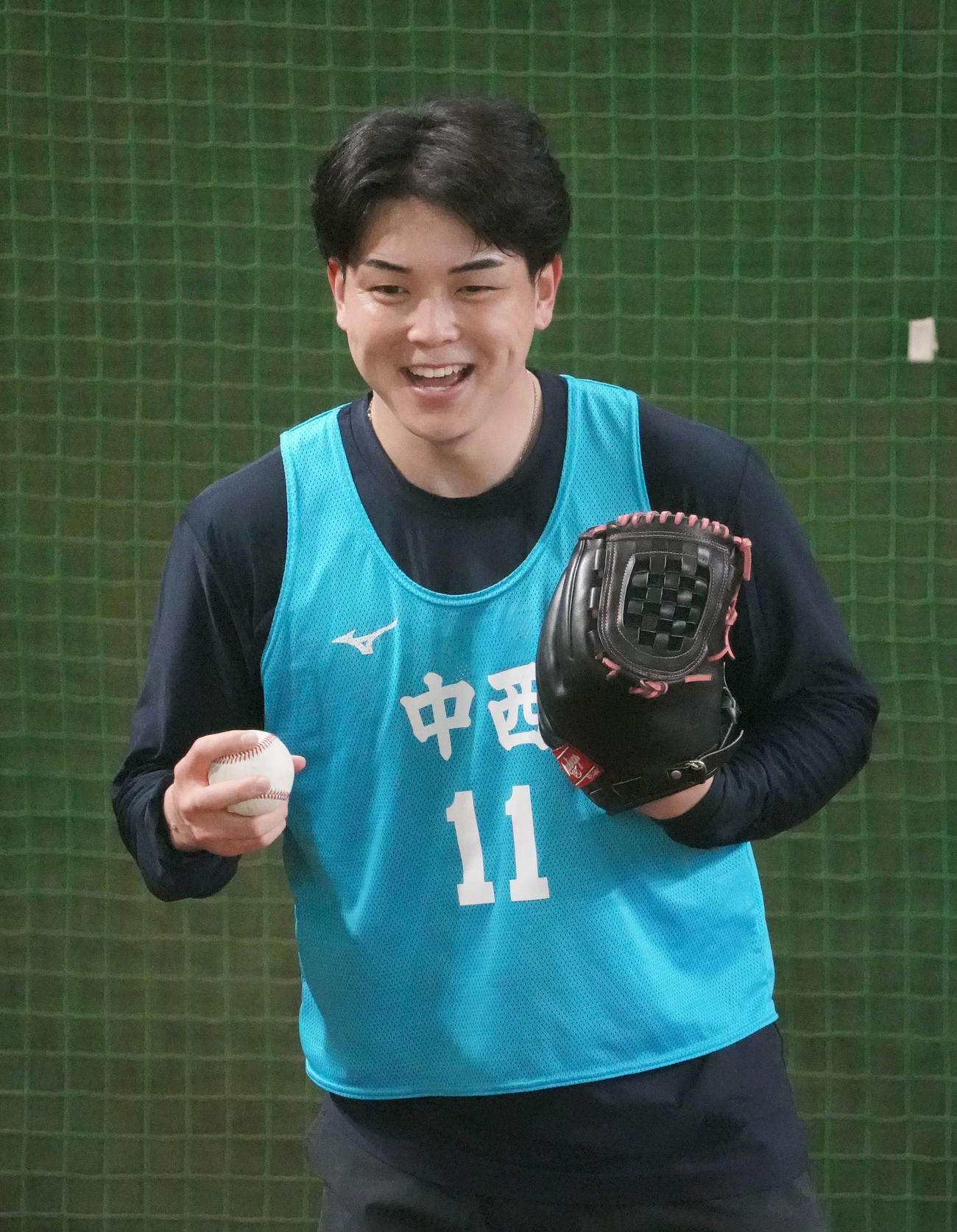 ブルペンに入り投球練習を行う中日中西（撮影・森本幸一）