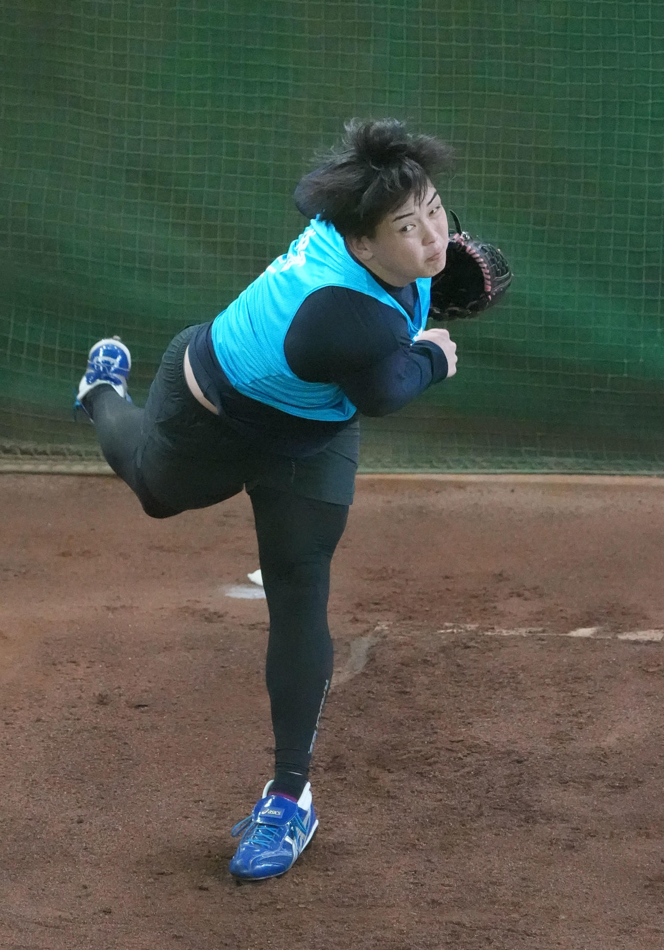 ブルペンに入り投球練習を行う中日中西（撮影・森本幸一）