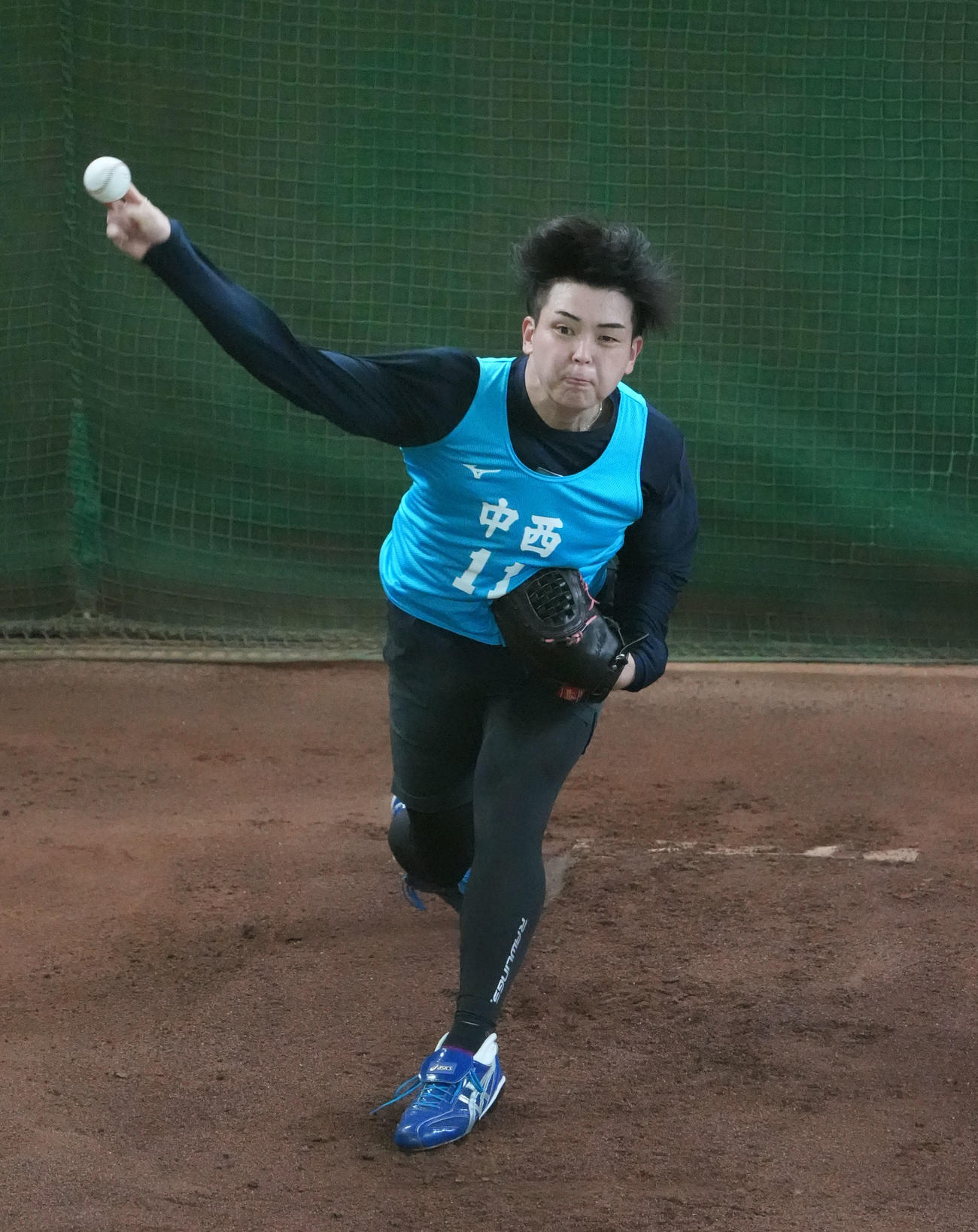 ブルペンに入り投球練習を行う中日中西（撮影・森本幸一）