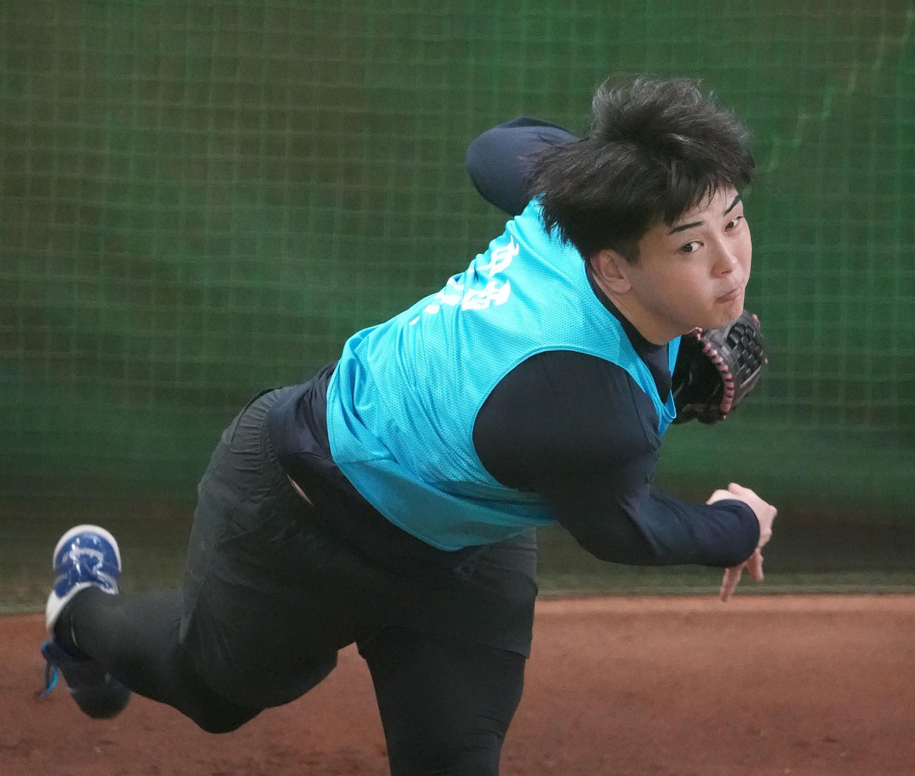 ブルペンに入り投球練習を行う中日中西（撮影・森本幸一）