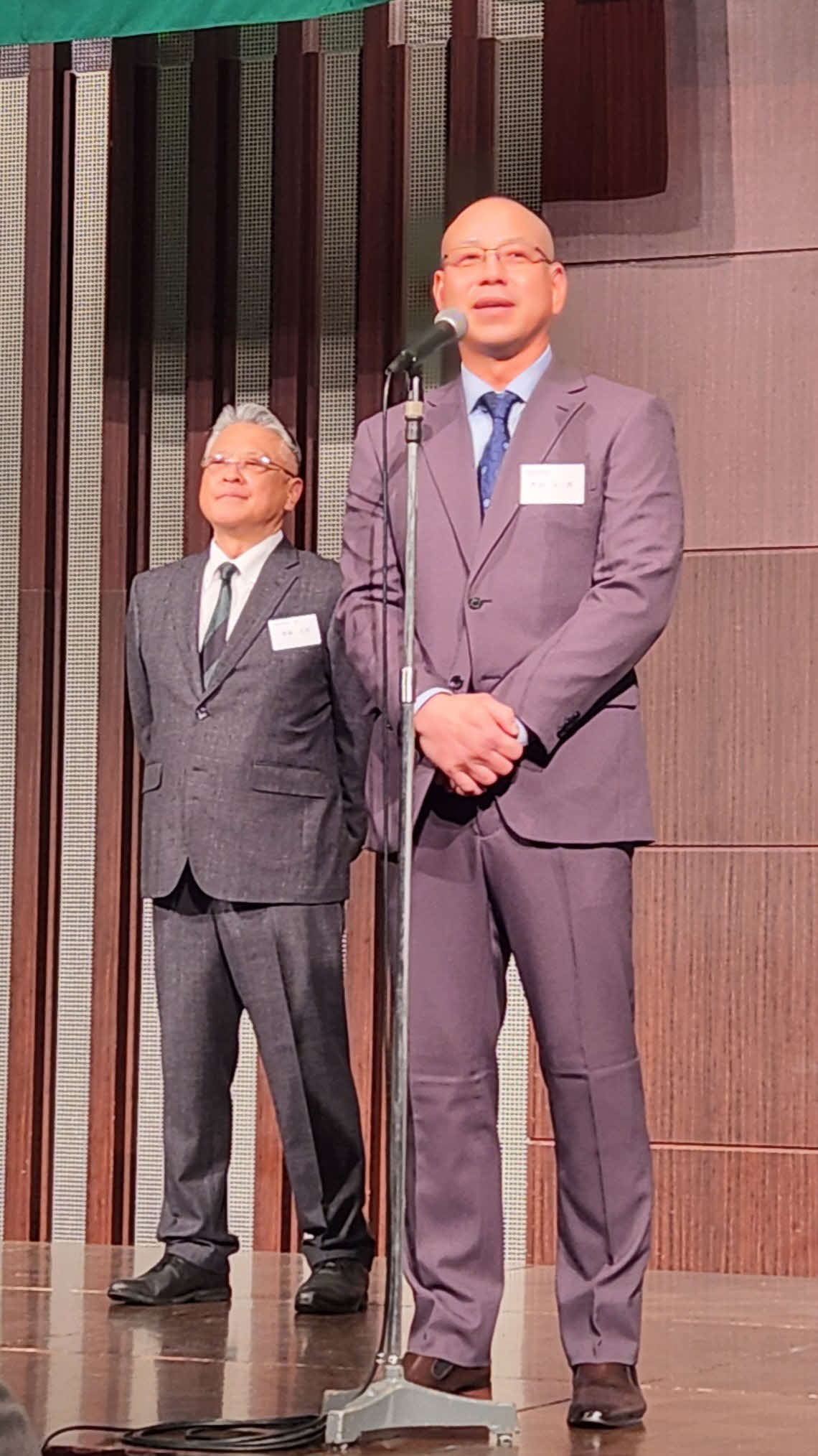 専大野球部創部100周年記念祝賀会で、あいさつをする（左から）今月で退任を発表した斎藤監督と、2月1日からの監督就任の紹介を受け、あいさつをする元広島の町田氏（撮影・保坂淑子）