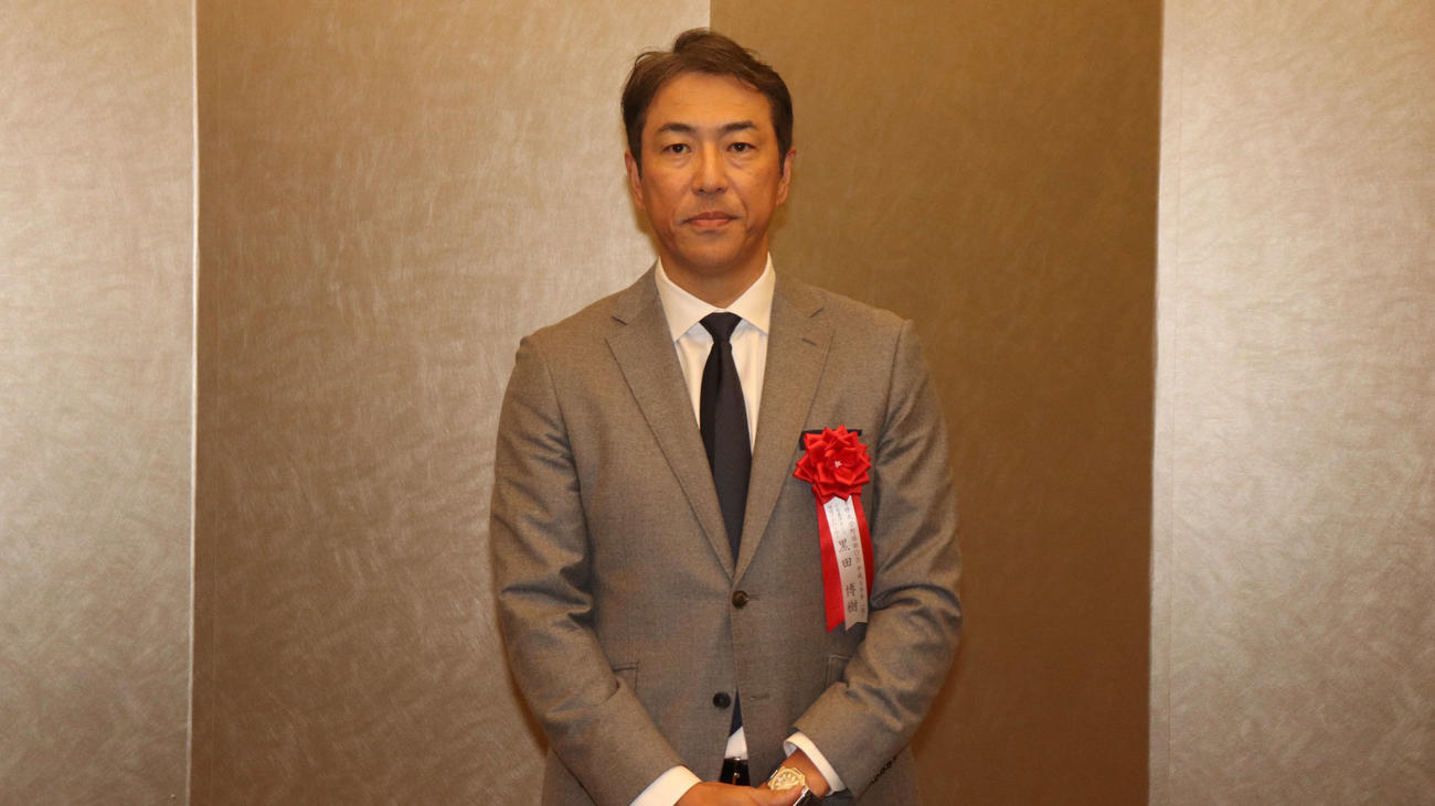 専大野球部創部100周年記念祝賀会で、大学の特別功労賞を受賞した黒田氏（撮影・保坂淑子）