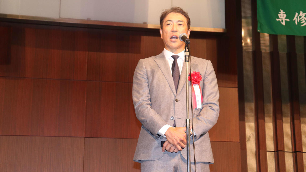 専大野球部創部100周年記念祝賀会で、大学の特別功労賞を受賞し、あいさつをする黒田氏（撮影・保坂淑子）