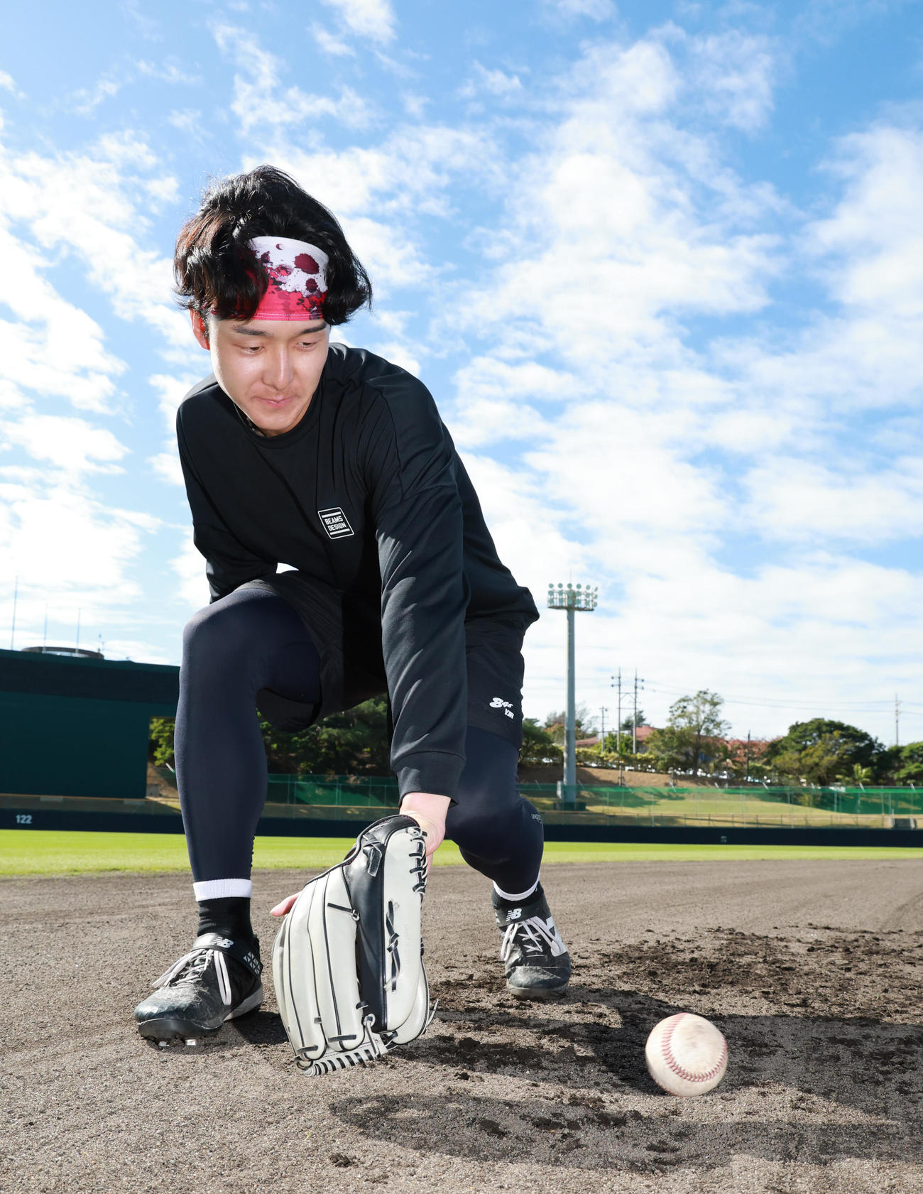 自主トレを公開した小幡は内野ノックを受ける（撮影・上田博志）