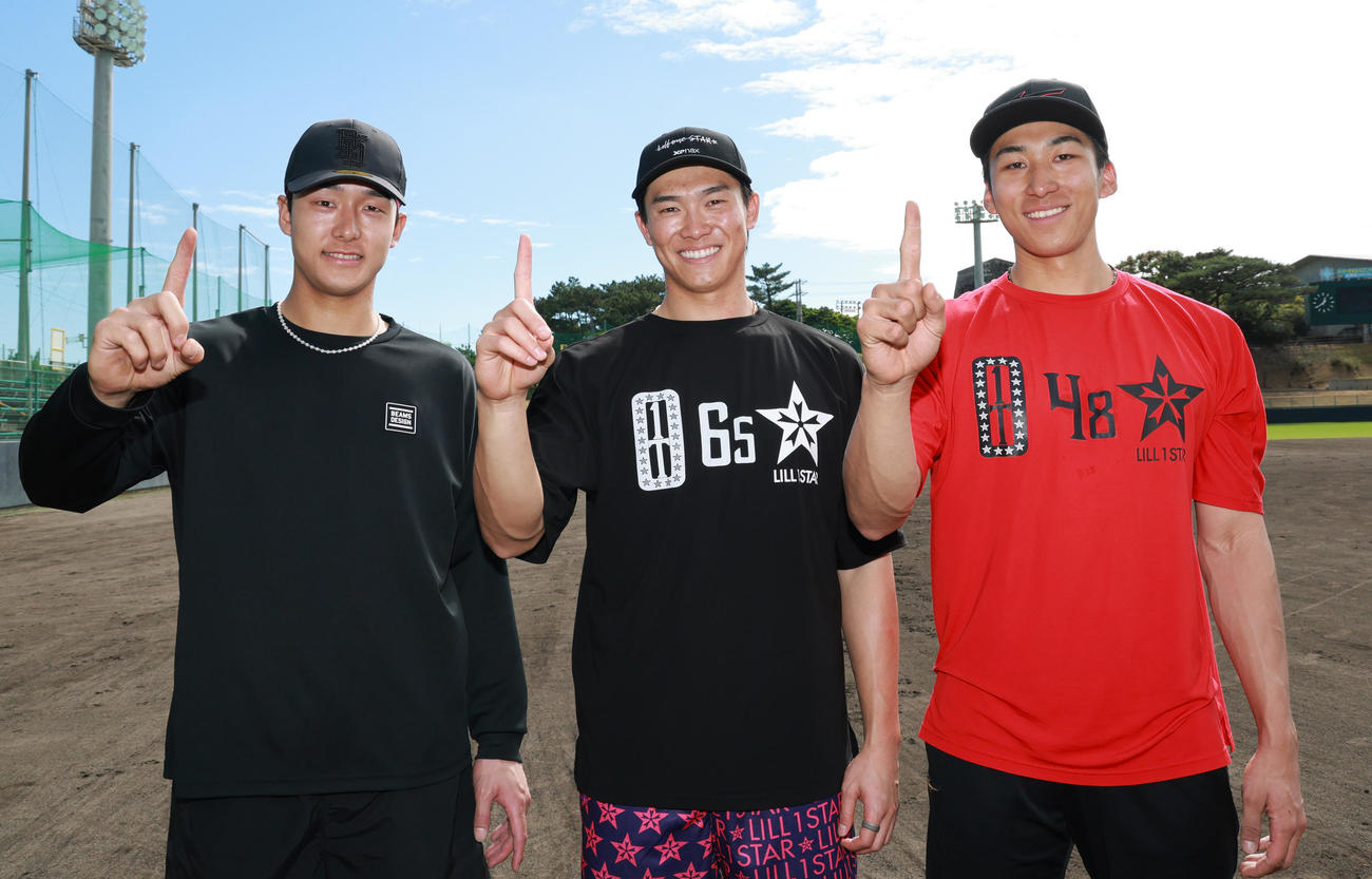 自主トレを公開した左から阪神小幡、湯浅、茨木（撮影・上田博志）