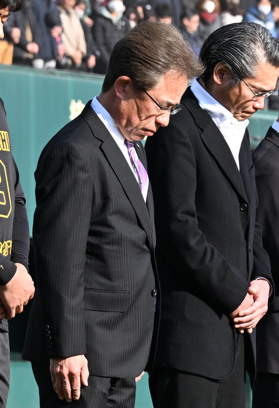 阪神・淡路大震災から31年、黙とうをささげる阪神粟井一夫球団社長（左）（撮影・石井愛子）