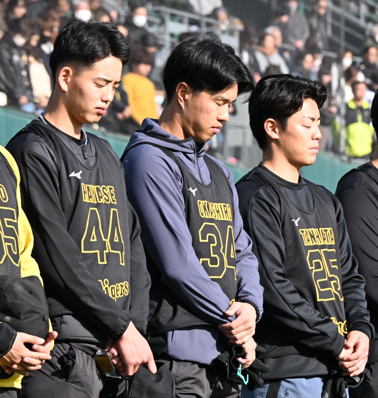 阪神・淡路大震災から31年、黙とうをささげる（左から）阪神阪神早瀬、阪神岡城、阪神谷端（撮影・石井愛子）