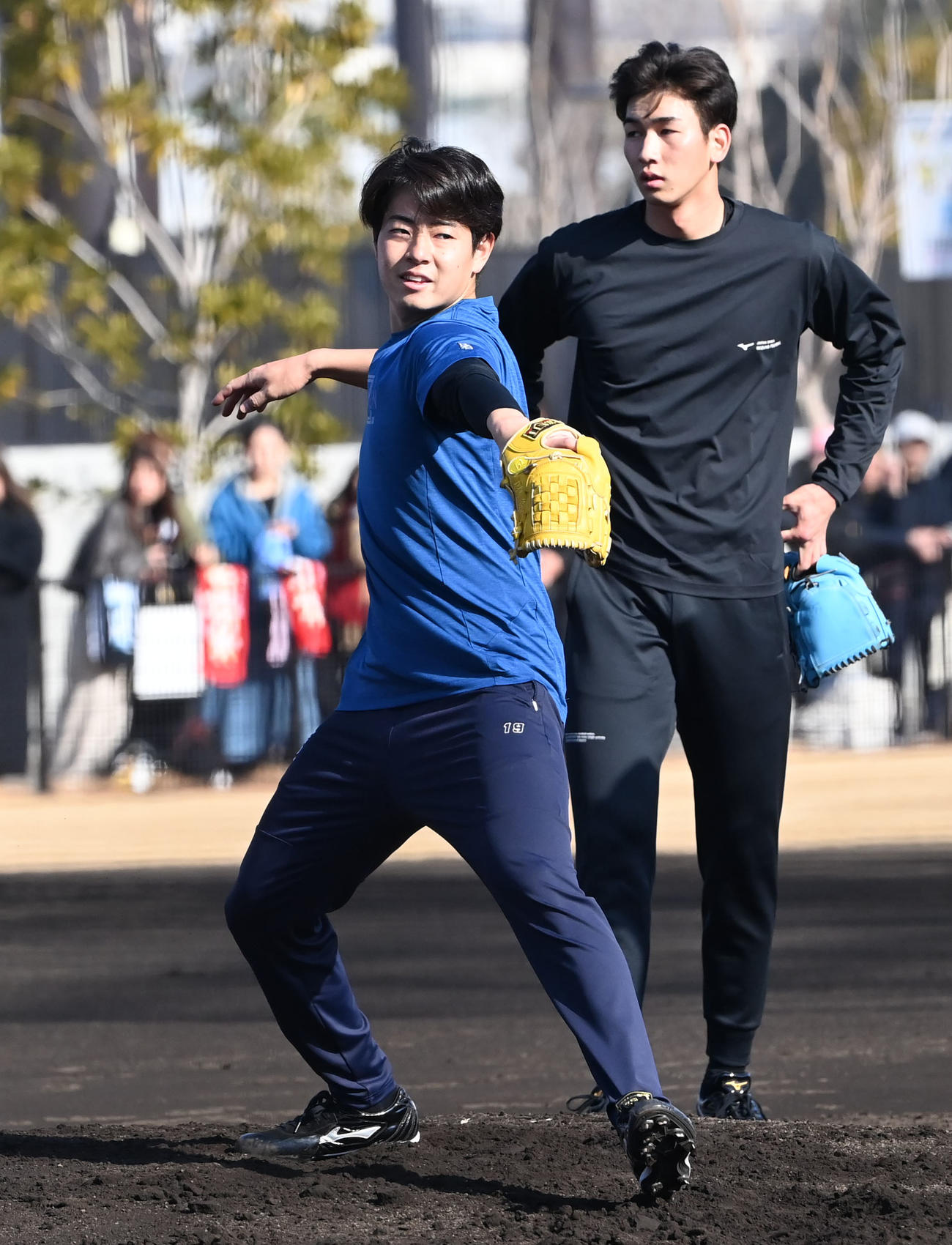 守備練習をする阪神下村（撮影・石井愛子）