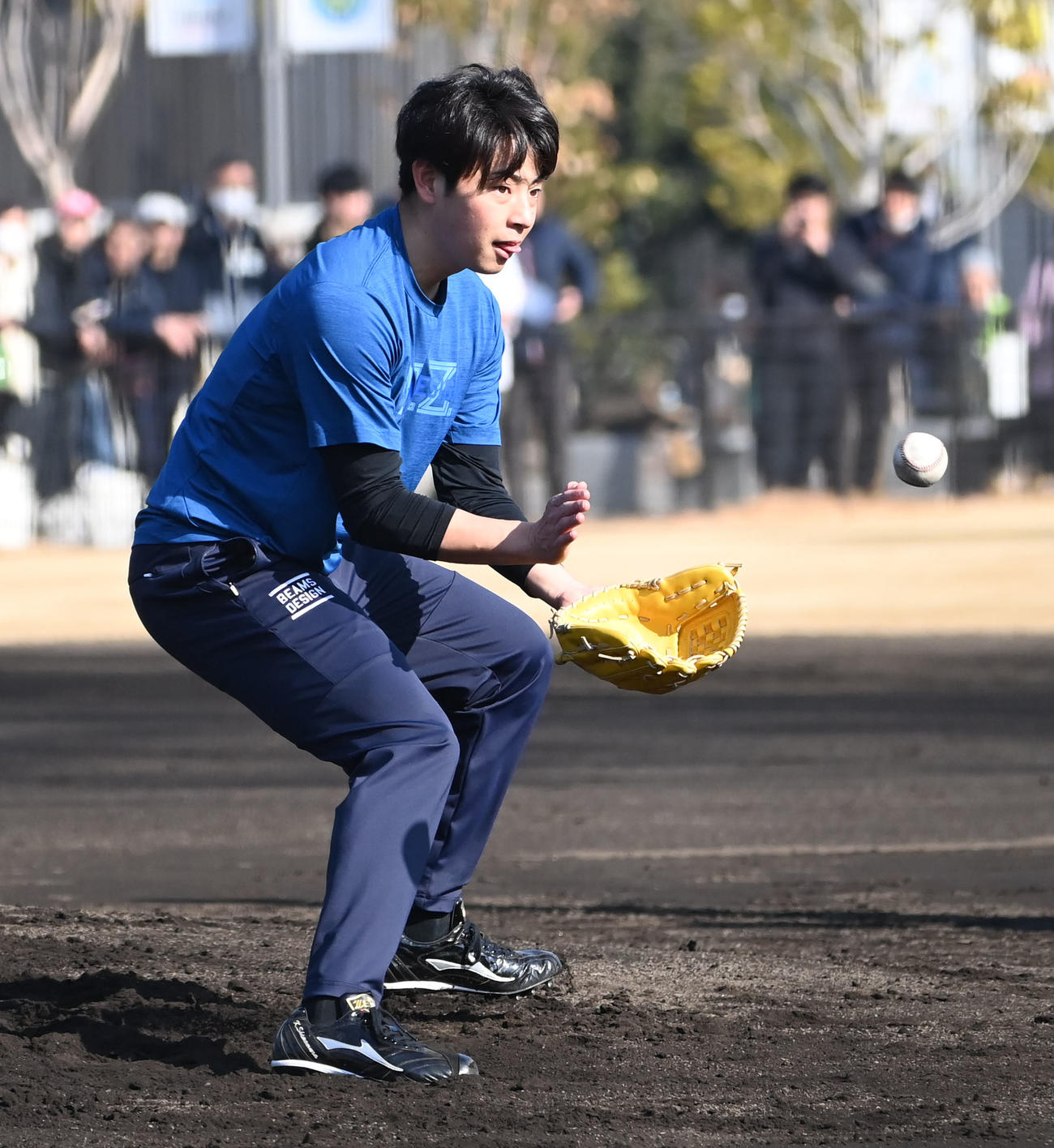 守備練習をする阪神下村（撮影・石井愛子）