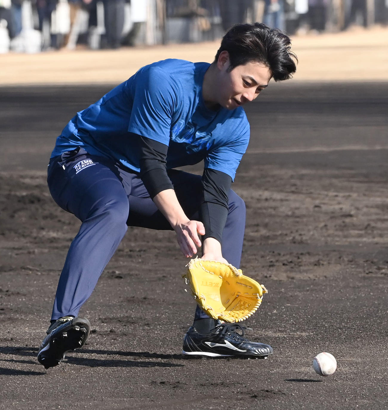 守備練習をする阪神下村（撮影・石井愛子）