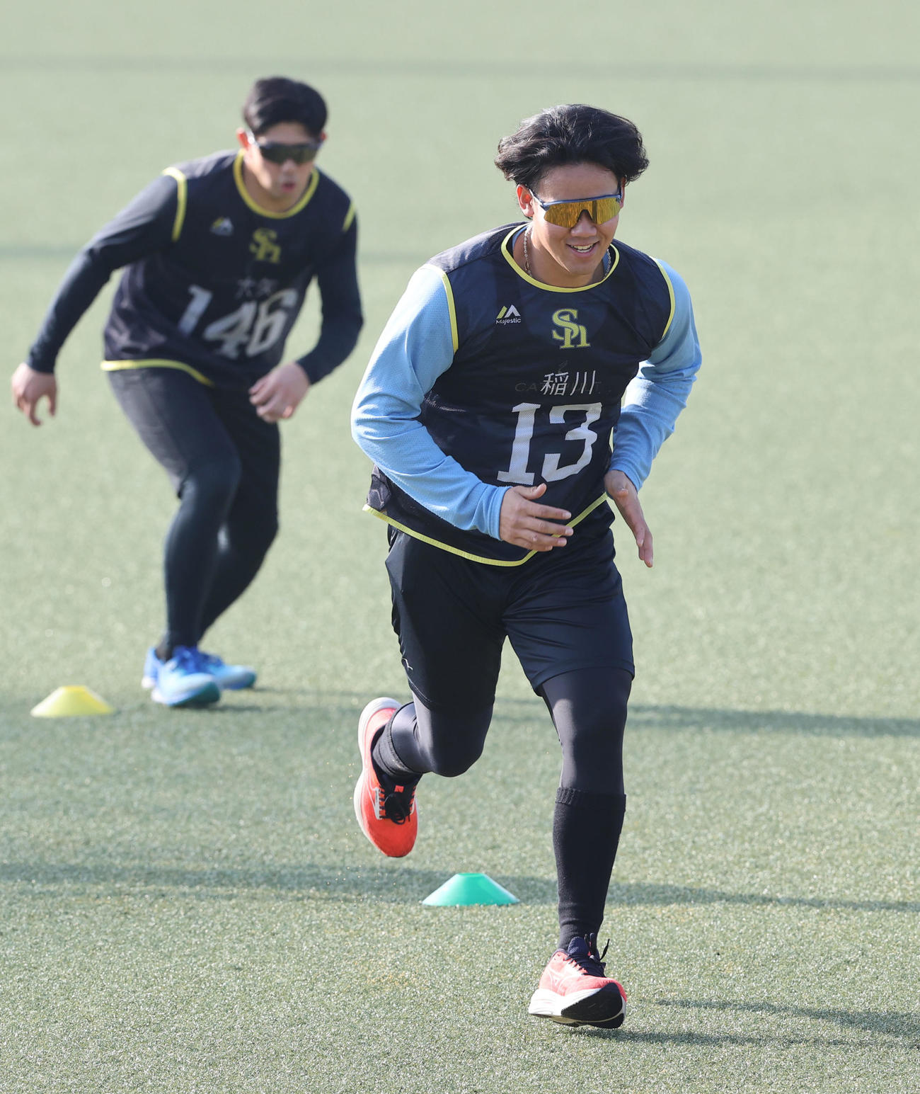軽めのランニングで体をほぐすソフトバンク稲川（撮影・梅根麻紀）