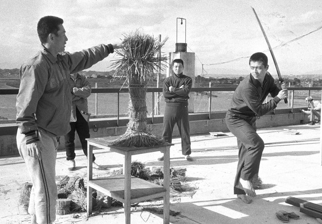 1964年2月、宿舎の屋上で真剣でワラ切りに挑戦する巨人の王貞治（右）、左は広岡達朗