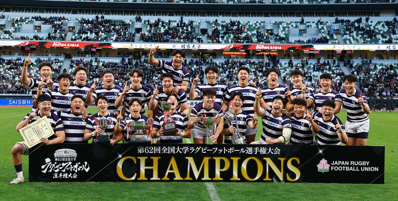 全国大学ラグビー選手権決勝　優勝し喜ぶ明大の選手たち（2026年1月11日撮影）