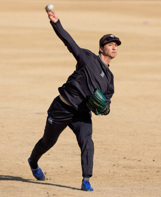 公開自主トレでキャッチボールをする日本ハム達（撮影・小島史椰）