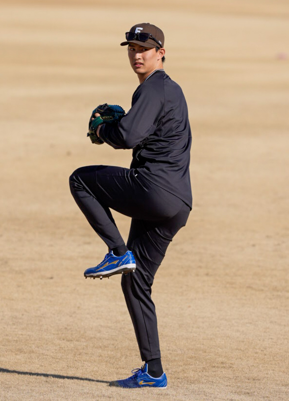 公開自主トレでキャッチボールをする日本ハム達（撮影・小島史椰）