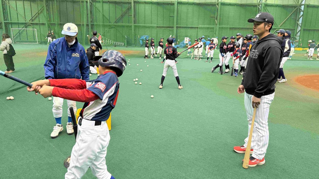 野球教室で打撃指導をおこなう立松（球団提供）