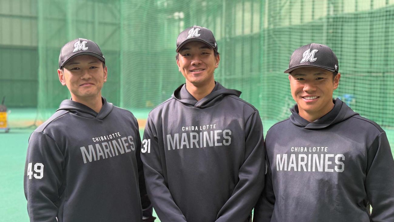 野球教室をおこなった左から立松、茨木、谷村（球団提供）