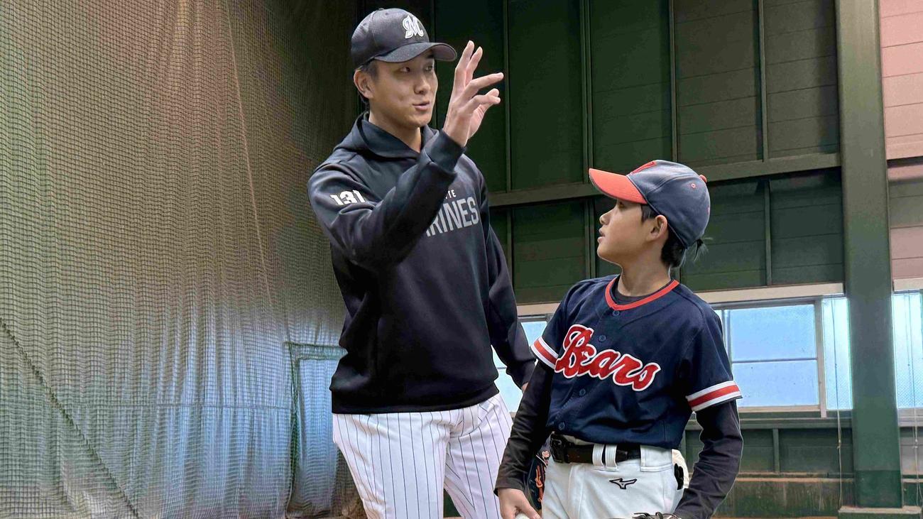 野球教室で投球指導をおこなう茨木（球団提供）
