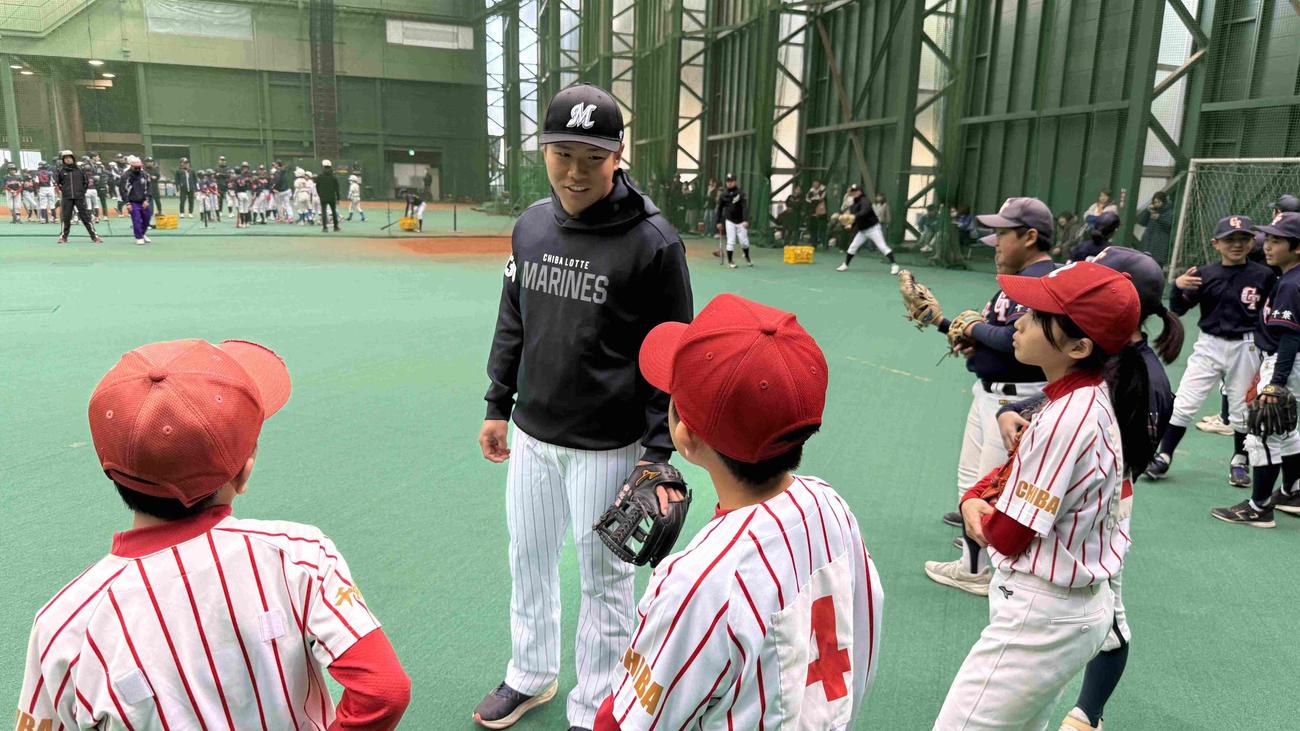 野球教室で守備の指導をおこなう谷村（球団提供）