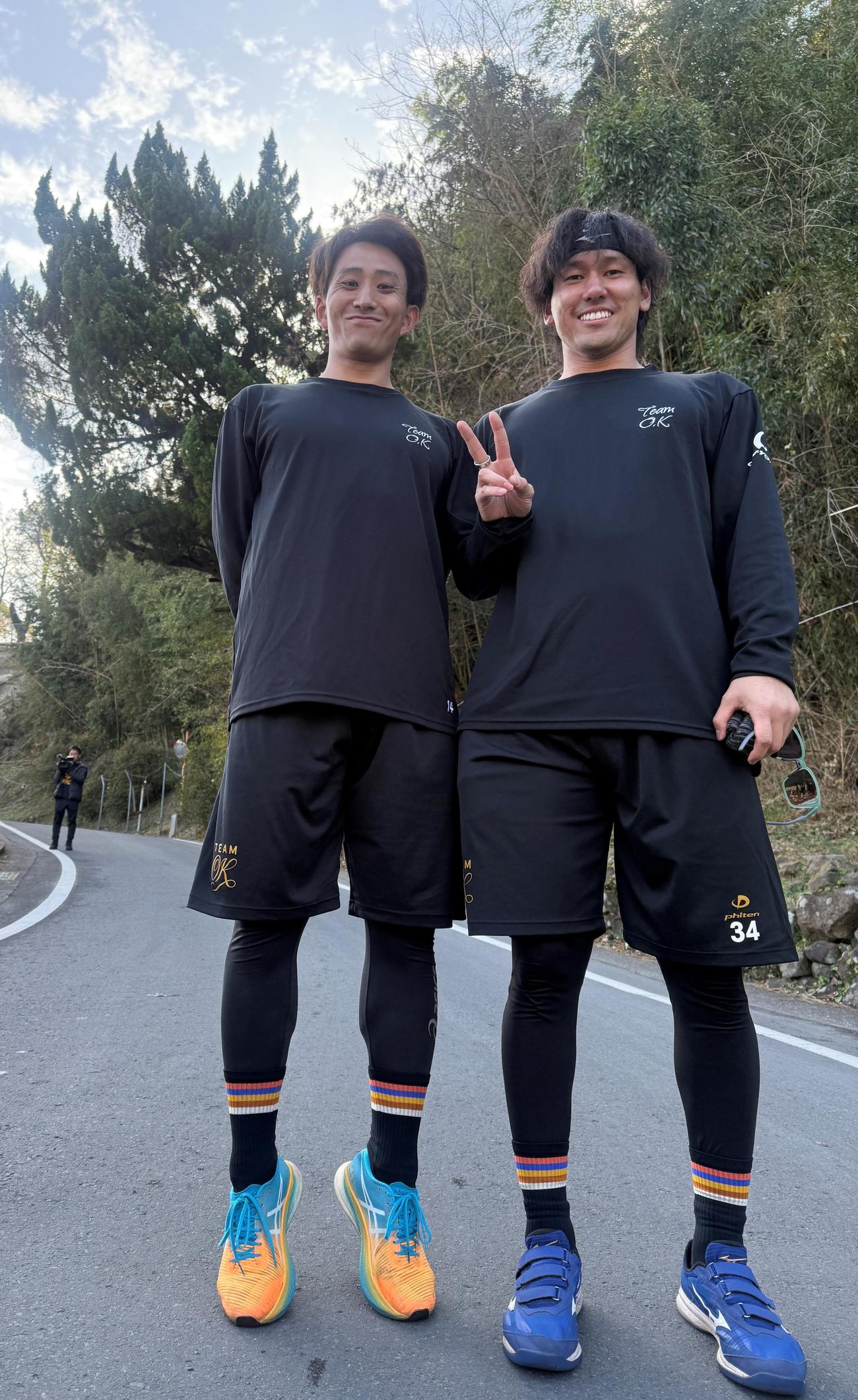 ともに自主トレをおこなう小島（左）と高野脩（球団提供）