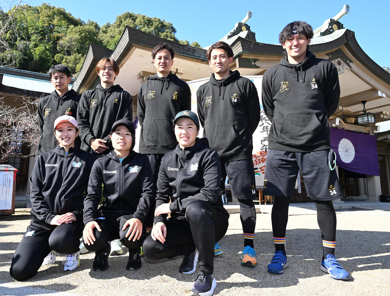 記念撮影に応じる阪神大竹（上段中央）率いるチームOK（撮影・林敢治）