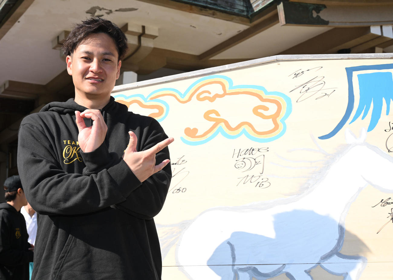 記念撮影に応じる阪神大竹（撮影・林敢治）