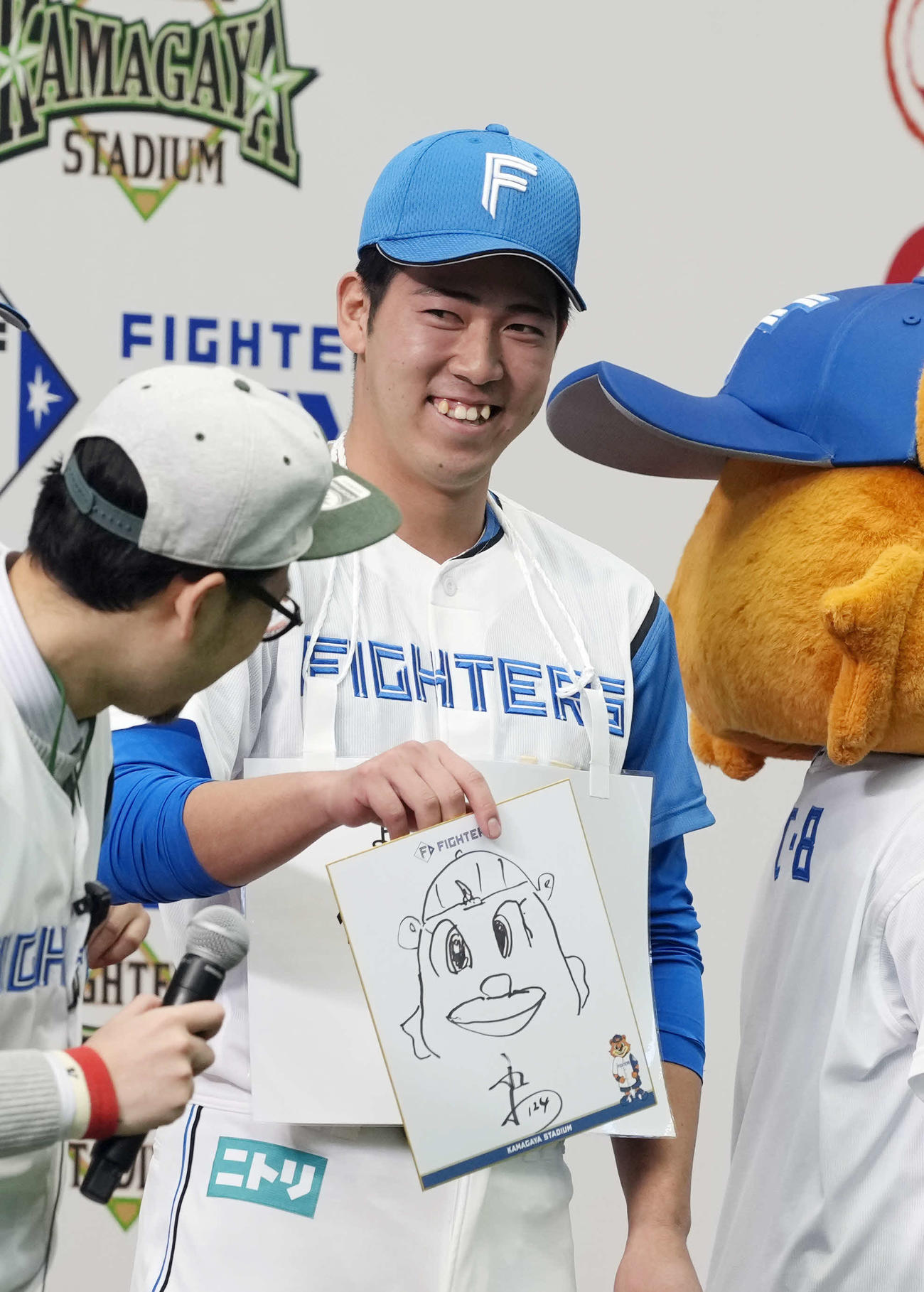 カビーの似顔絵を披露する横山（撮影・小島史椰）