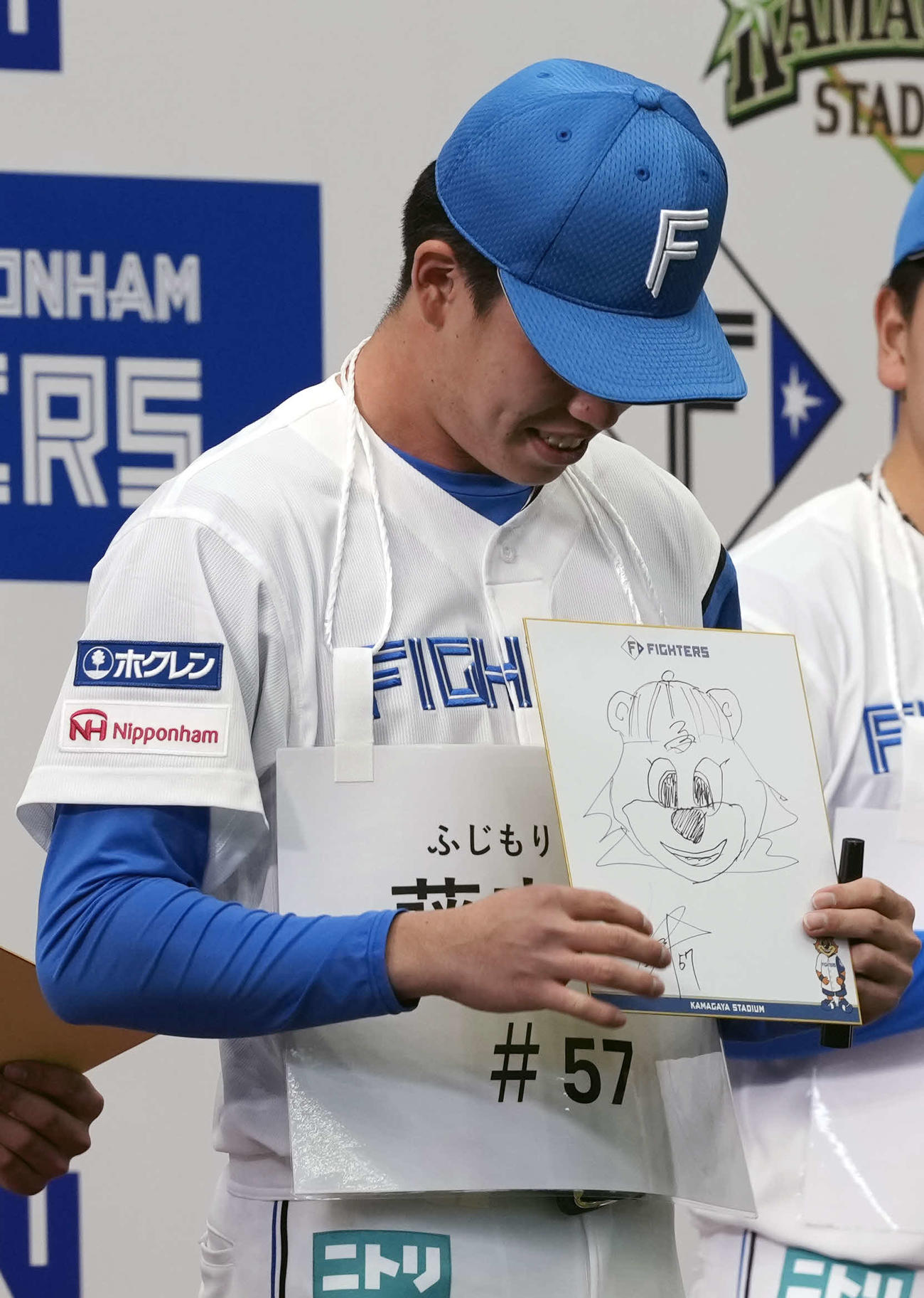 カビーの似顔絵を披露する藤森（撮影・小島史椰）