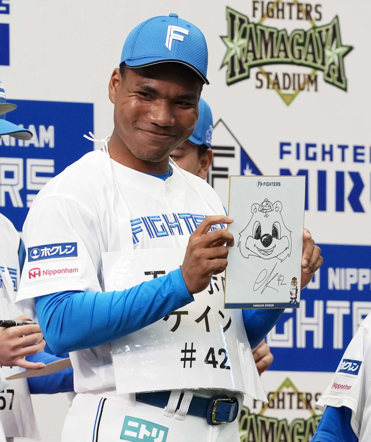 カビーの似顔絵を披露するエドポロ・ケイン（撮影・小島史椰）