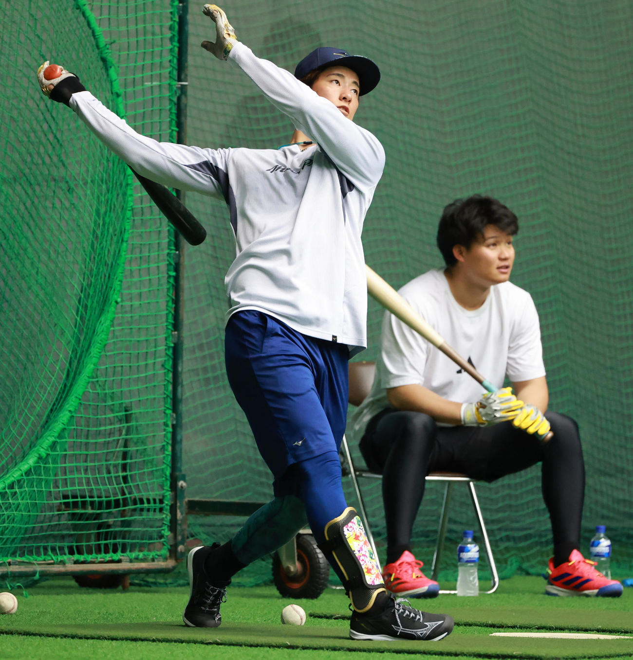 打撃練習をする中日上林（左）と阪神森下（2026年1月撮影）