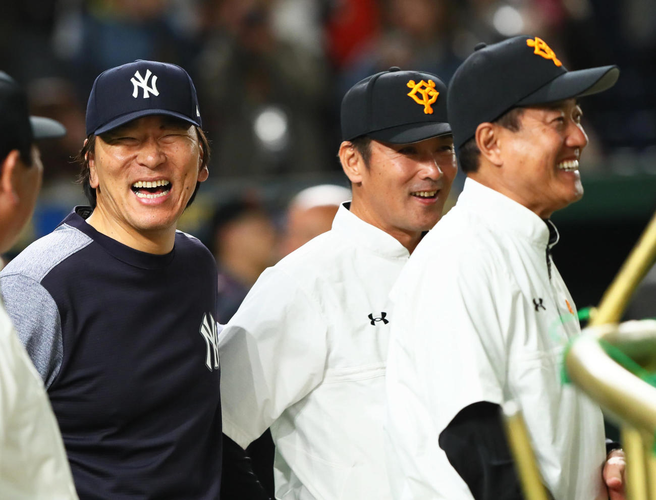 笑顔を見せる、左からMLBのコーチを務める松井秀喜氏、巨人の元木コーチ、原監督（2018年11月撮影）