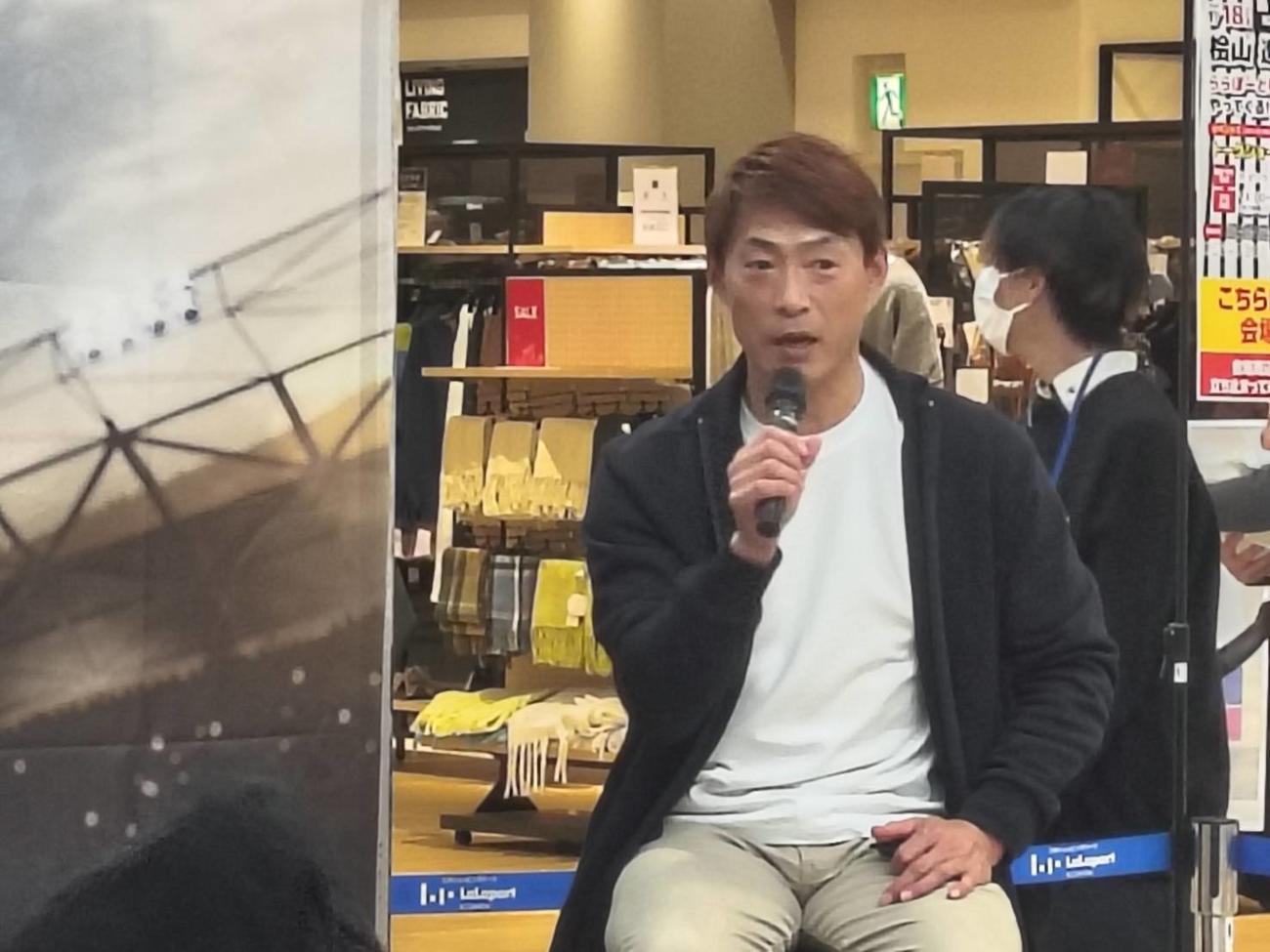 三井ショッピングパーク「ららぽーと甲子園」で交流イベントに参加した、日刊スポーツ評論家の桧山進次郎氏（撮影・林英樹）