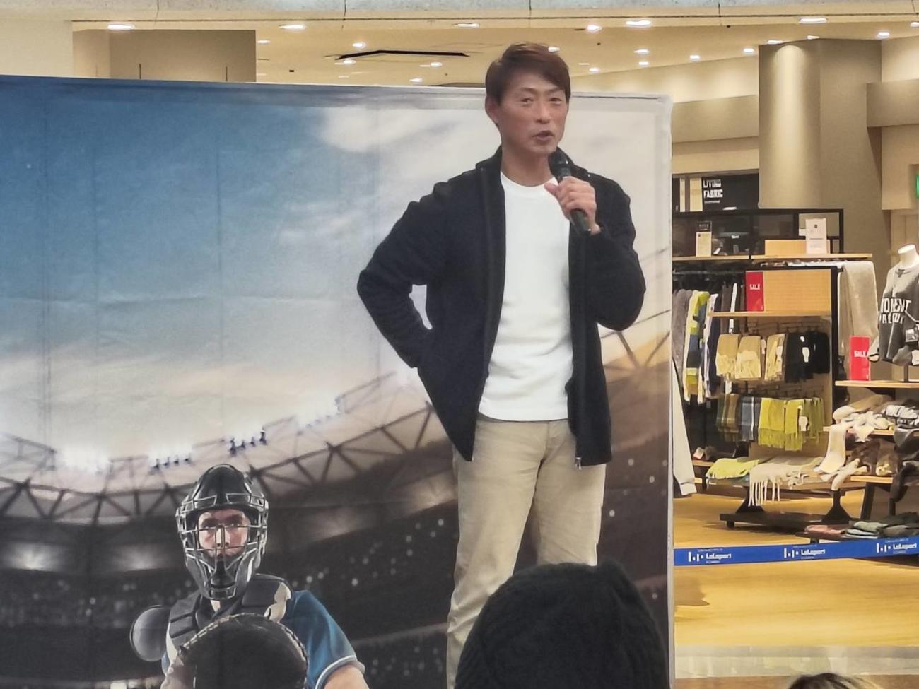 三井ショッピングパーク「ららぽーと甲子園」で交流イベントに参加した、日刊スポーツ評論家の桧山進次郎氏（撮影・林英樹）