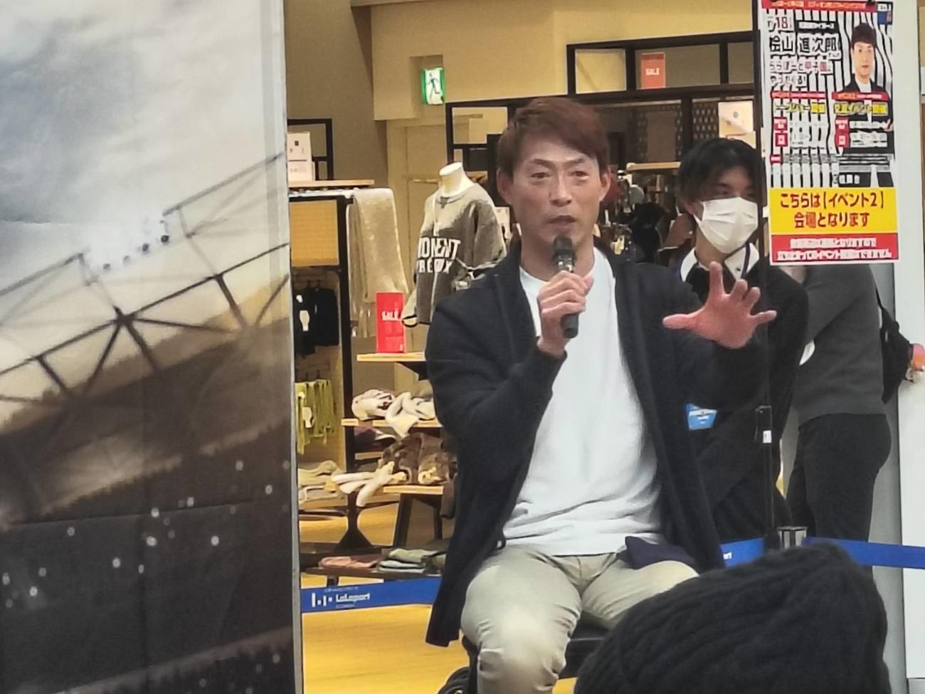 三井ショッピングパーク「ららぽーと甲子園」で交流イベントに参加した、日刊スポーツ評論家の桧山進次郎氏（撮影・林英樹）