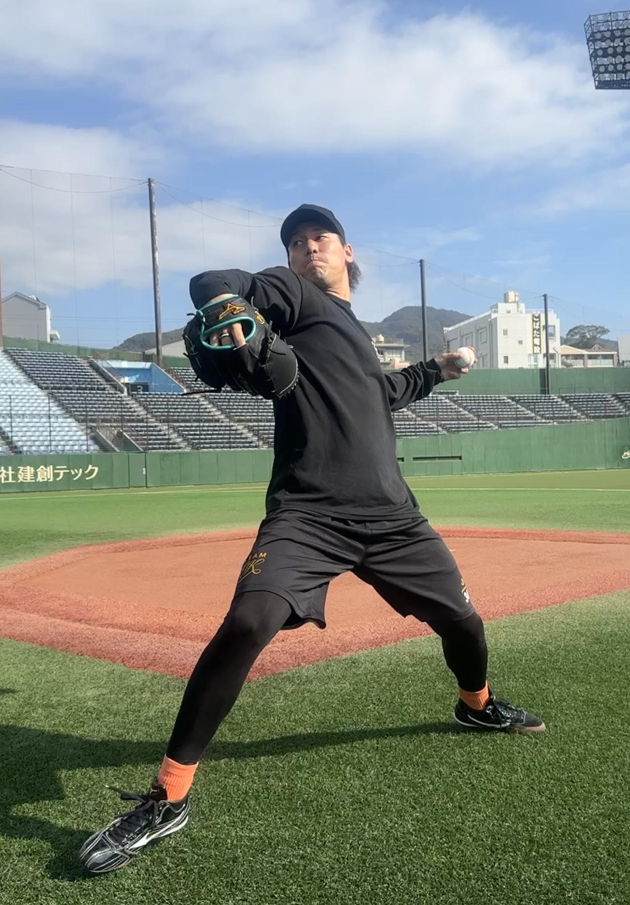 投げ込みをおこなう高野脩（球団提供）