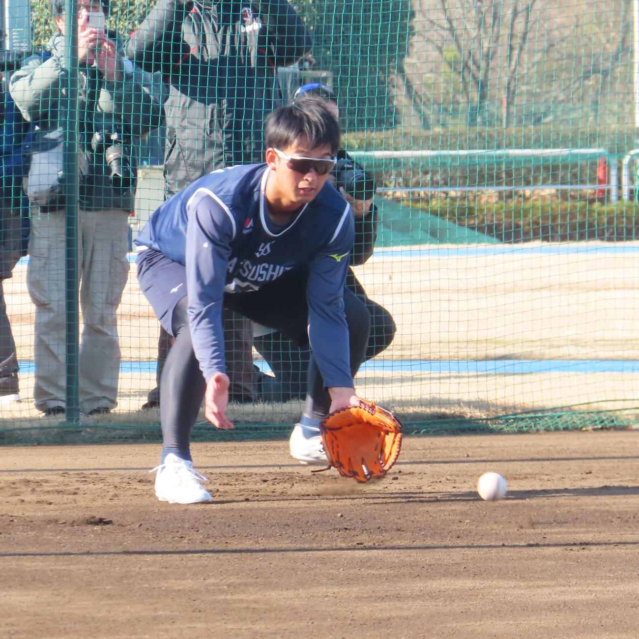 三塁の守備位置でノックを受けるヤクルト・ドラフト1位の松下（撮影・水谷京裕）