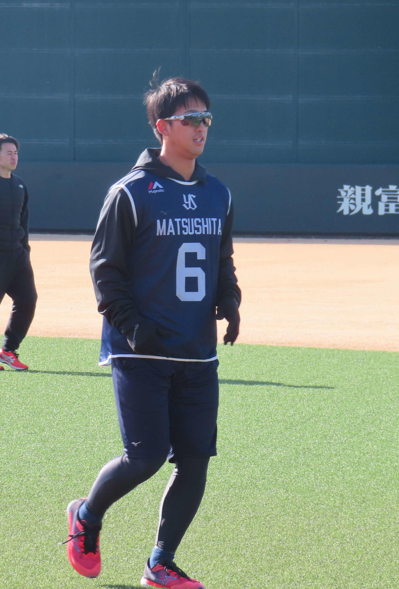 アップをするヤクルト・ドラフト1位の松下（撮影・水谷京裕）