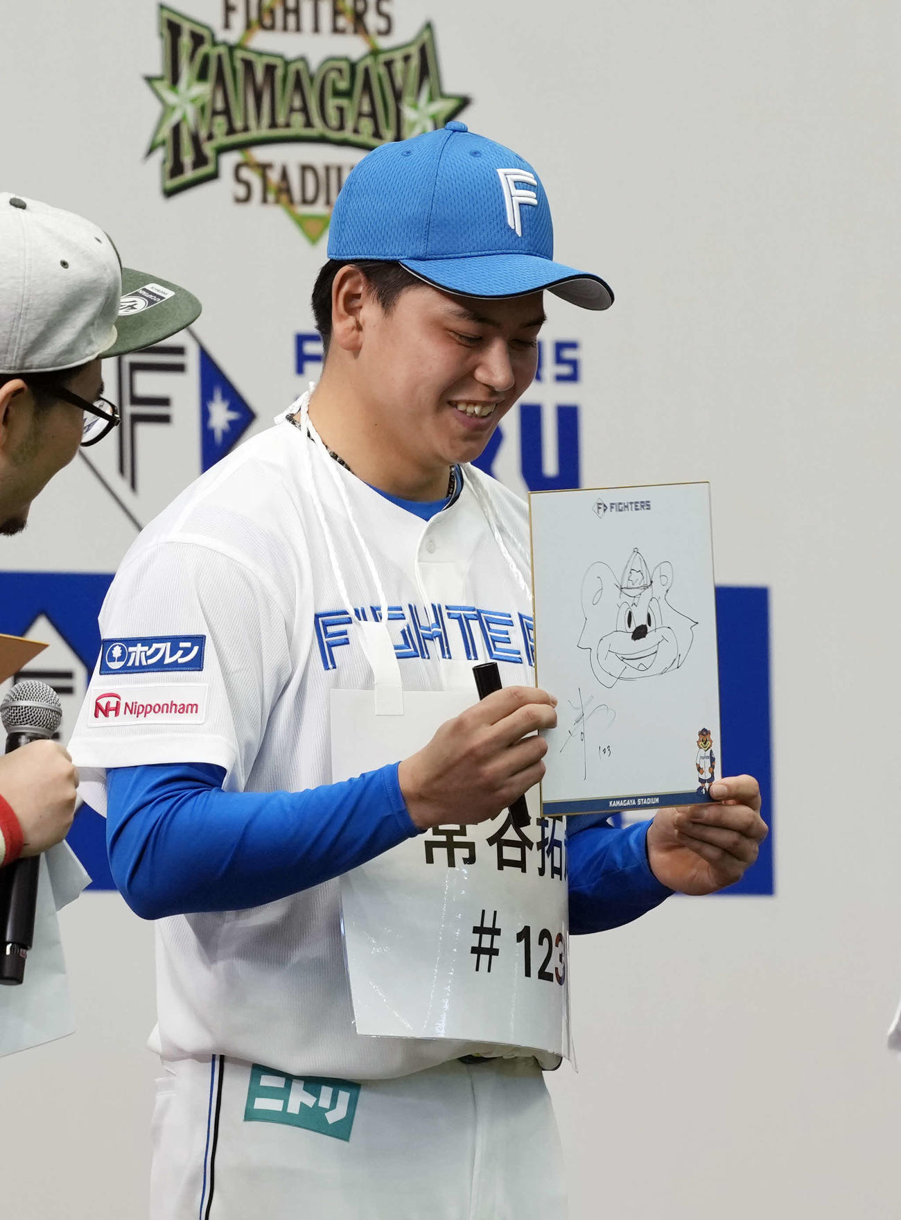 カビーの似顔絵を披露する常谷（撮影・小島史椰）