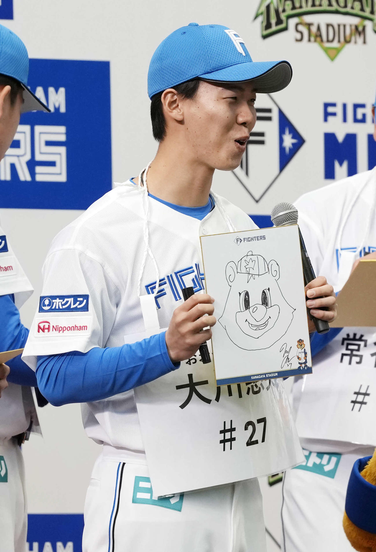 カビーの似顔絵を披露する大川（撮影・小島史椰）