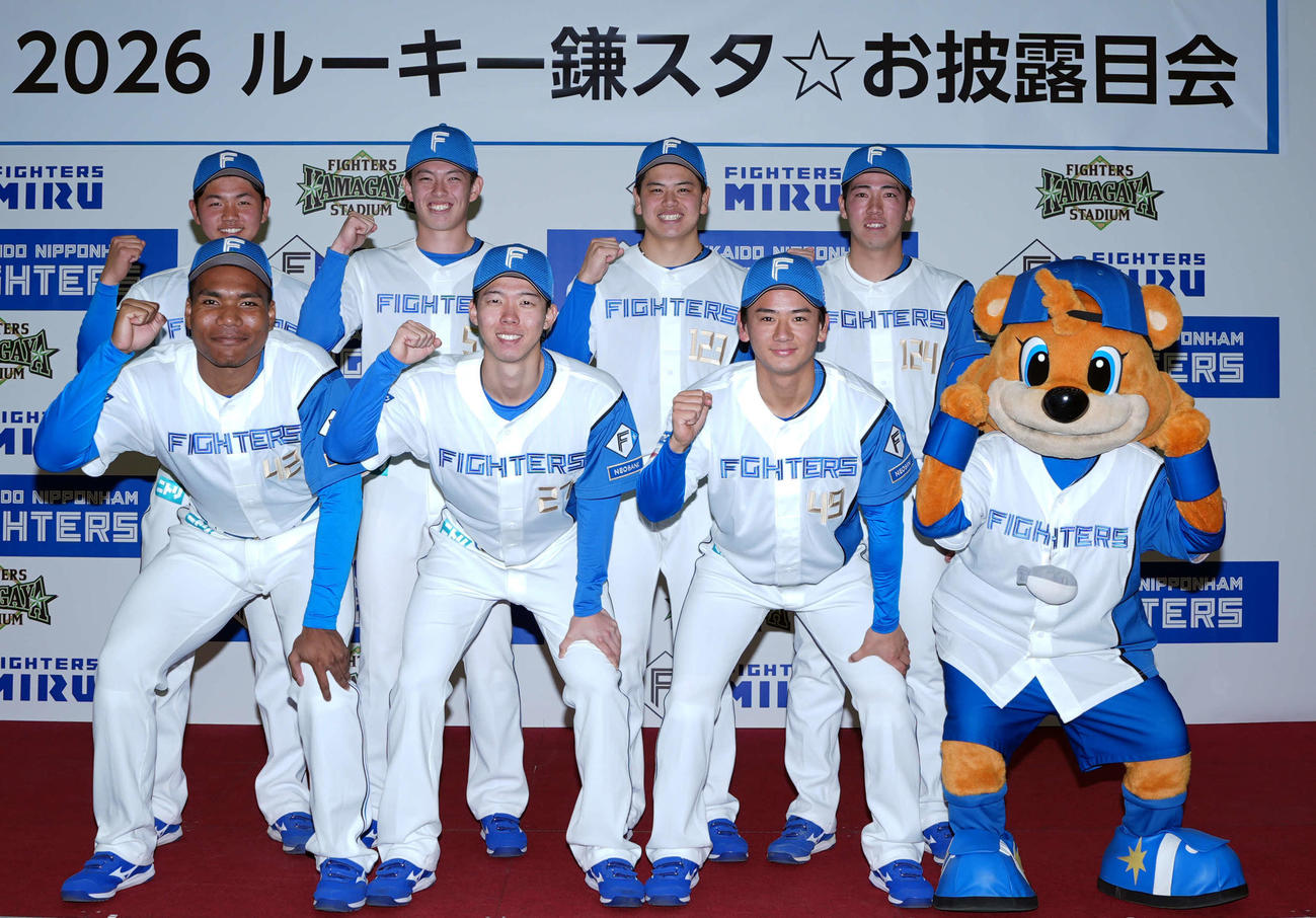 記念撮影に納まる前列左からエドポロ・ケイン、大川、大塚、後列左から半田、藤森、常谷、横山（撮影・小島史椰）